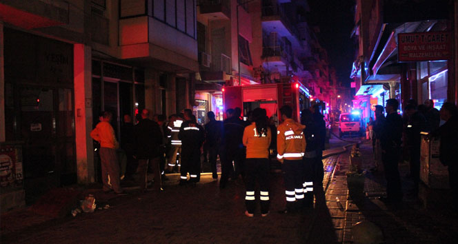 İzmir&#039;de 4 katlı binada yangın: 1 ölü