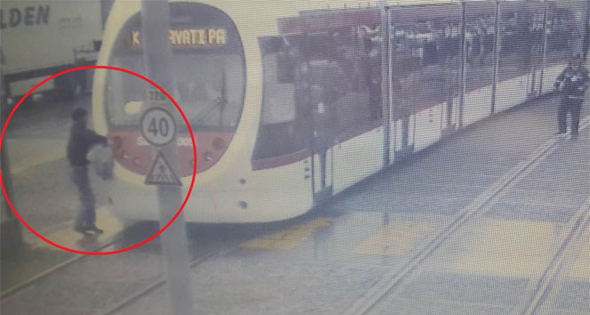 Tramvay yolundaki kazalar güvenlik kamerasında