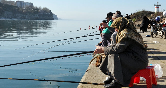 72 yaşındaki Fadime ninenin olta balıkçılığı merakı