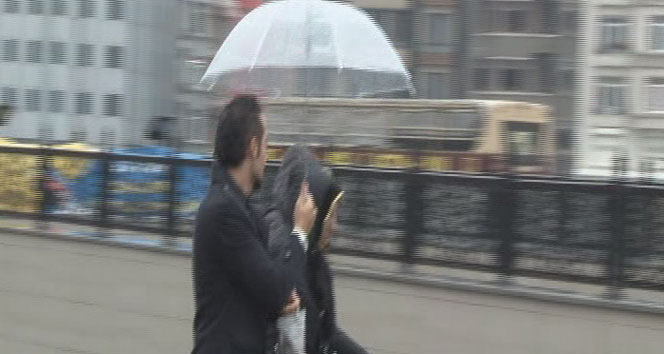 Taksim&#039;de vatandaşlar yağmura hazırlıksız yakalandı