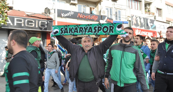 Sakaryaspor taraftarlarından maç öncesi destek yürüyüşü