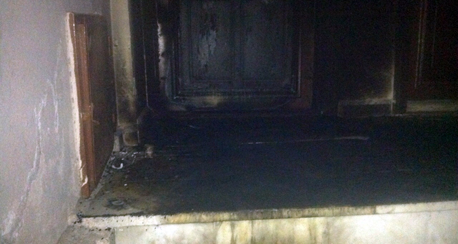 HDP Sakarya Şubesi&#039;nin kapısını benzin döküp yaktılar