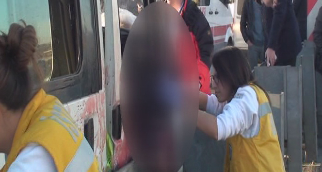 Kaza yapan minibüsten atladı canından oldu!