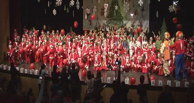 Minik Noel Babalardan halay şov