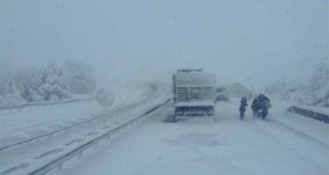 Balıkesir-İzmir yolu trafiğe kapandı