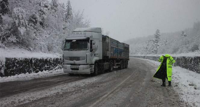 Zonguldak Ereğli yolunda TIR&#039;lar yolda kaldı