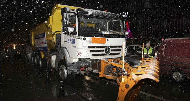Sultanbeyli Belediyesi karla mücadele ediyor