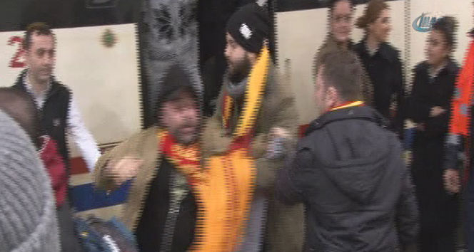Galatasaray taraftarları YHT’yi durdurdu