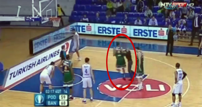 Banvit’in Avrupa maçında saha karıştı