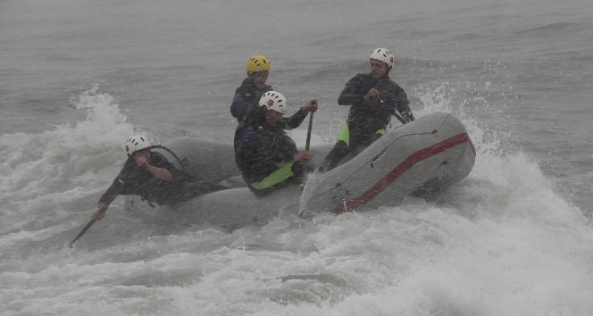 Azgın dalgalara karşı kürek çektiler