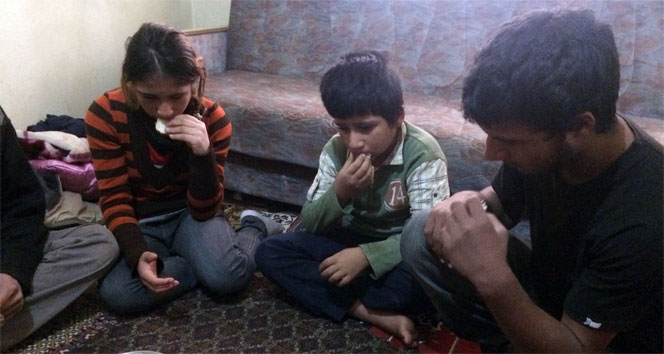 Çöpten topladıkları ekmekleri yiyorlar