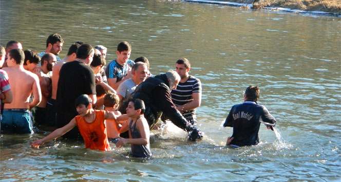 Buz gibi suda günah çıkarma merasimi