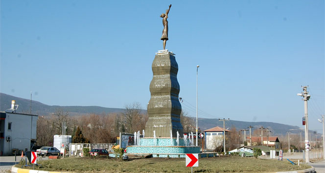 Köprü faciasında ölenlerin anısına heykel dikildi