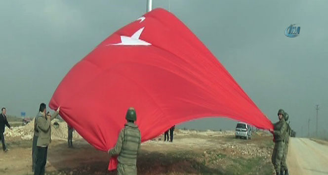 Kobani sınırına dev Türk bayrağı dikildi