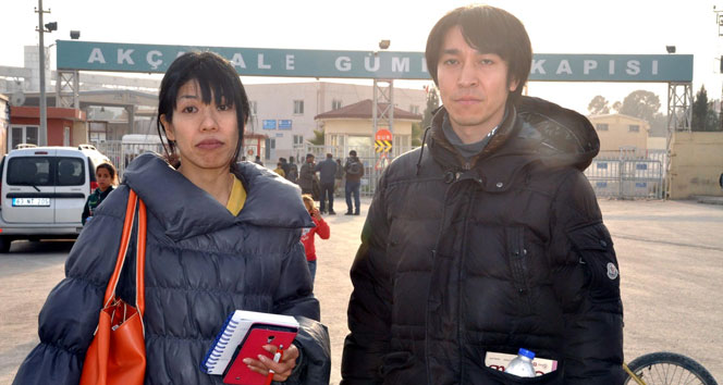 Japon gazetecilerin sınırda umutlu bekleyişi