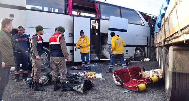 Mevsimlik işçileri taşıyan otobüs TIR&#039;la çarpıştı: 4 ölü, 40 yaralı