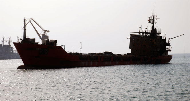 Saman yüklü gemi 16 gündür yanıyor