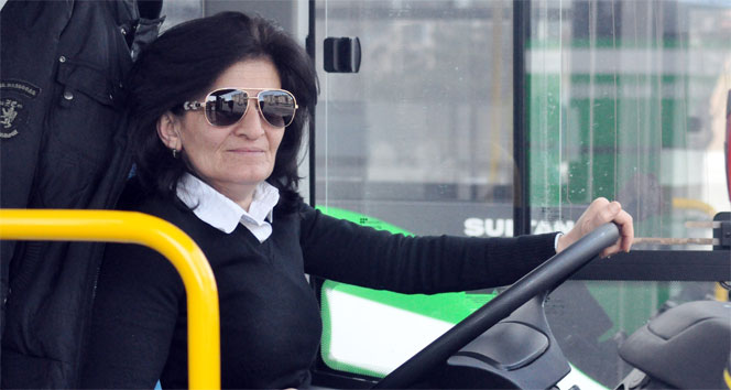 Kadın otobüs şoförü erkeklere taş çıkartıyor