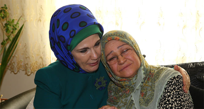 Emine Erdoğan, Kırşehir’de şehit ailesi ve huzurevini ziyaret etti