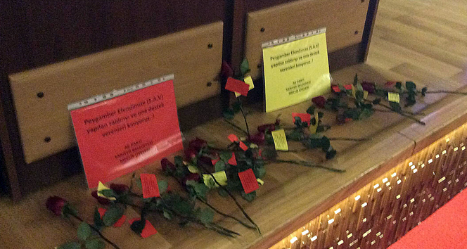 Şükrü Genç’e, kırmızı güllü ‘Charlie Hebdo’ protestosu