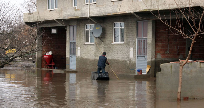 Evlerine kayıkla girip çıkıyorlar