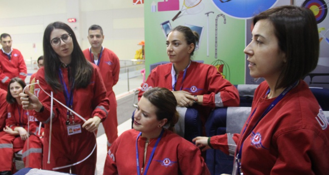 Hostes adaylarına ‘sorunlu yolculara müdahale’ eğitimi