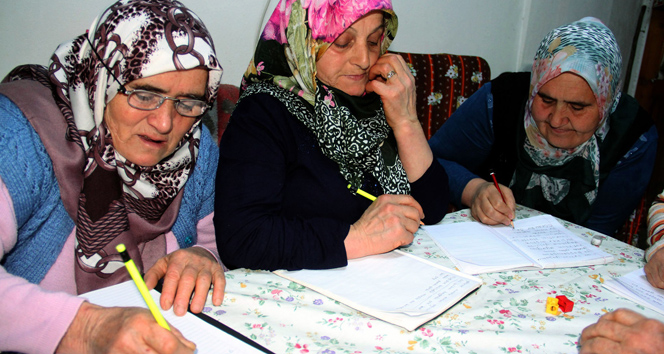 Gönüllü olarak köyde okuma-yazma öğretiyor