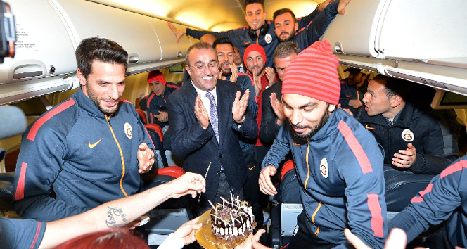 Selçuk İnan’a uçakta doğum günü sürprizi