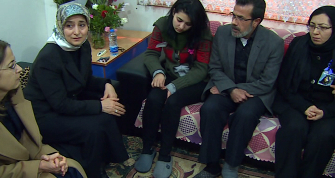 Sare Davutoğlu Özgecan&#039;ın ailesini ziyaret etti