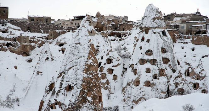 Kar kaplı Peribacaları büyüledi