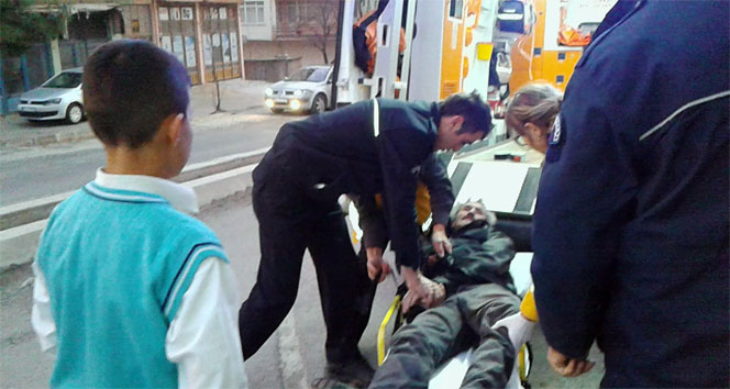 Alkol komasına giren yaşlı adam yere yığıldı