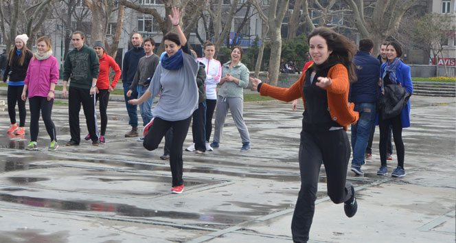 Erasmus öğrencileri Gezi Parkı’nda sek sek oynadı