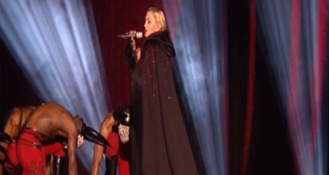 Dünyaca ünlü şarkıcı Madonna sahnede fena düştü!