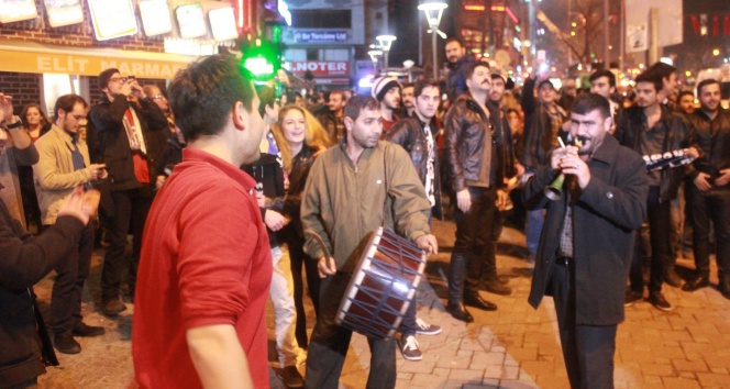Beşiktaş taraftarlarından davullu zurnalı kutlama