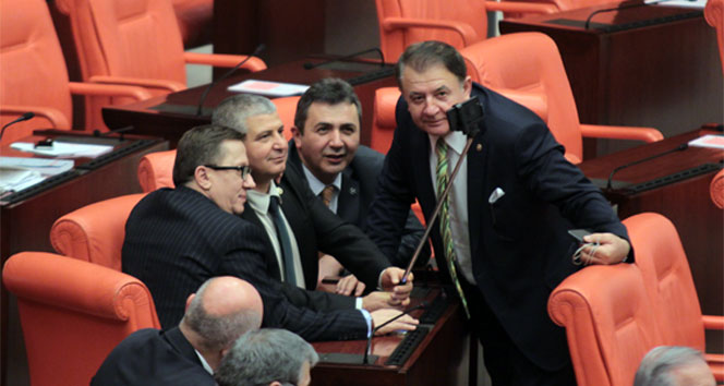 Mecliste selfie yarışı