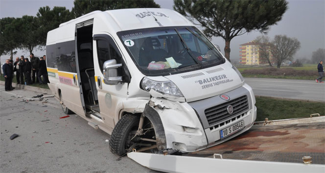 Balıkesir&#039;de öğrenci servisi kazası: 13 öğrenci yaralı