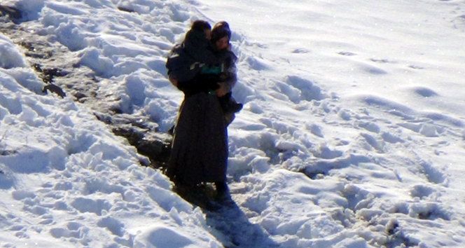 Fedakar anne 4 yıldır oğlunu eksi 20 derece soğukta sırtında okula taşıyor