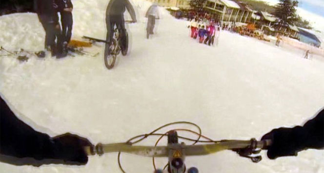 Teleferikle Uludağ&#039;a çıkıp karın üzerinde bisiklet sürdüler