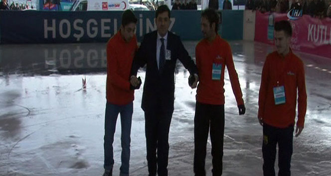 Beşiktaş Belediyesi’nden çocuklara buz pisti hediyesi