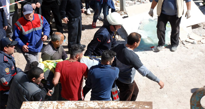 Belediye işçileri yıkılan duvarın altında kaldı: 1 ölü, 5 yaralı