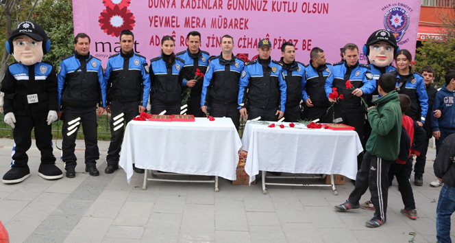 Polisten kadınlar gününde Kürtçe mesaj