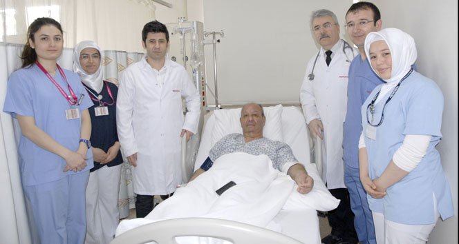 Göğüs ağrılarından tıkalı kol damarı açılarak kurtuldu