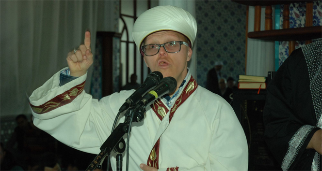 Konuşamayan down sendromlu genç cuma namazında ezan okudu