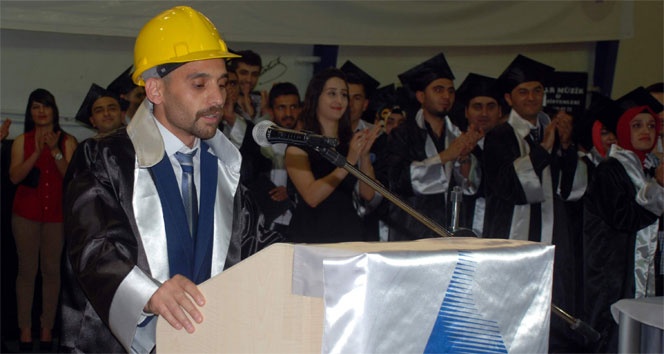 Okul birincisi öğrenci kep yerine baret taktı