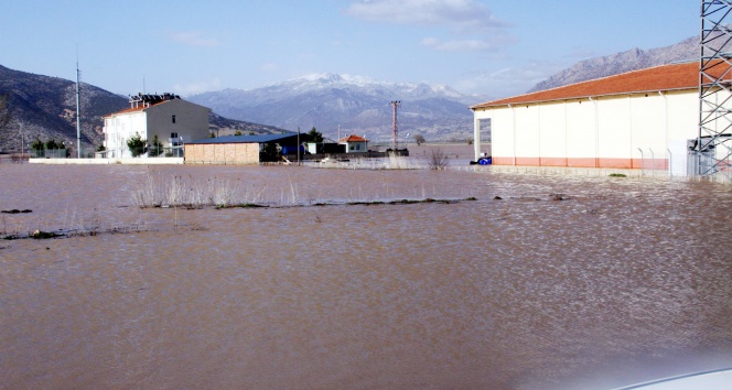 Antalya&#039;da sel tarım arazilerini vurdu