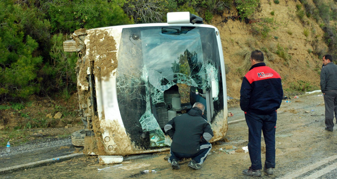 Tur otobüsü yan yattı: 1 turist öldü, 18 yaralı