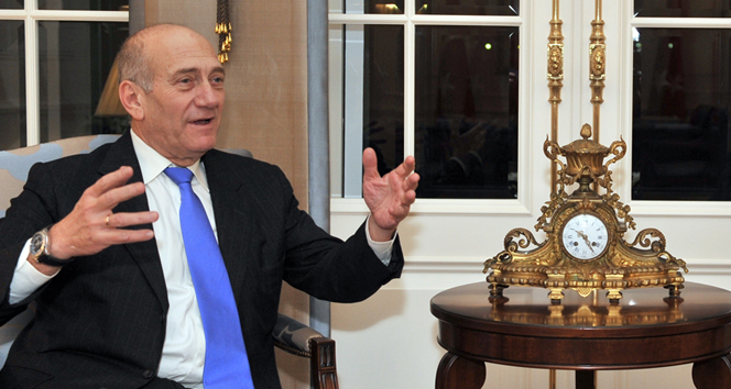 Eski İsrail Başbakanı Olmert yolsuzluktan suçlu bulundu