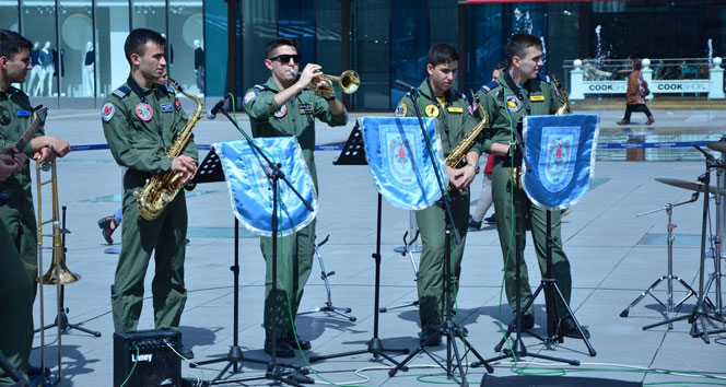 Askerlerden sokak konseri