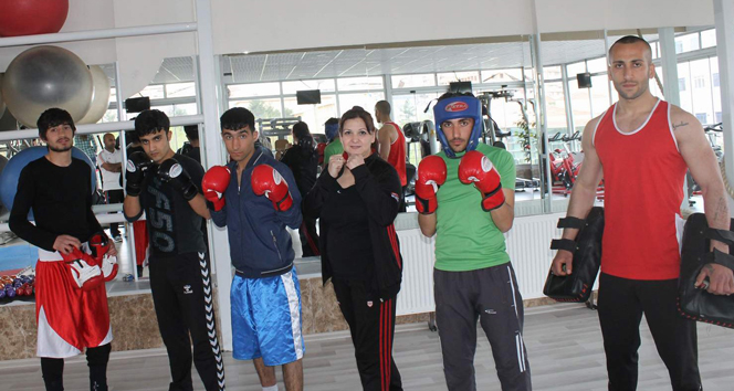 Milletvekili adayı kadın Kick Boks hocası meydan okudu
