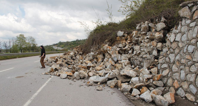 Sağanak yağmur sonrası yol tehlike saçmaya devam ediyor
